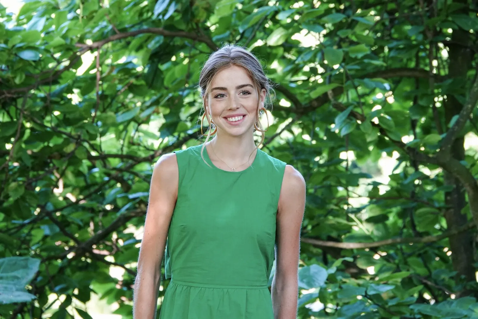 Prinses Alexia in een groene jurk in de tuin van Paleis Huis ten Bosch
