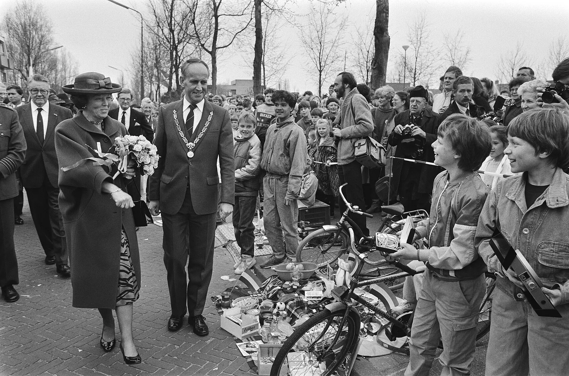 Koningin Beatrix wandelt over de vrijmarkt in Callantsoog