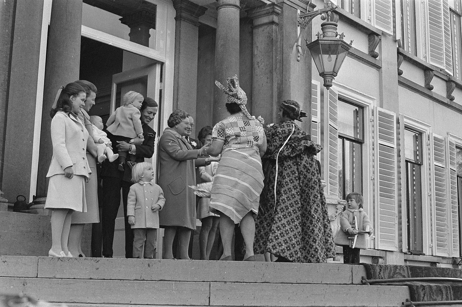 De koninklijke familie op het bordes van Paleis Soestdijk tijdens het defilé