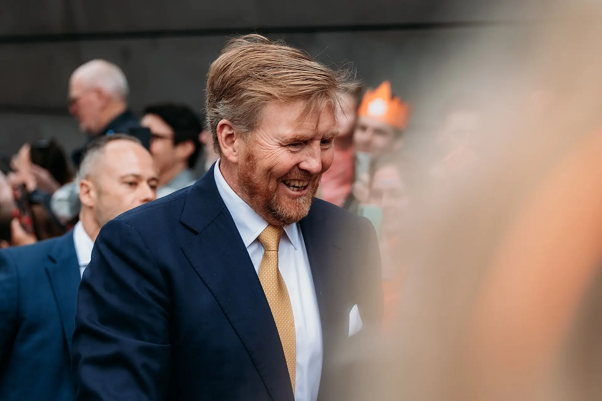 Koning Willem-Alexander lacht tijdens Koningsdag in Emmen