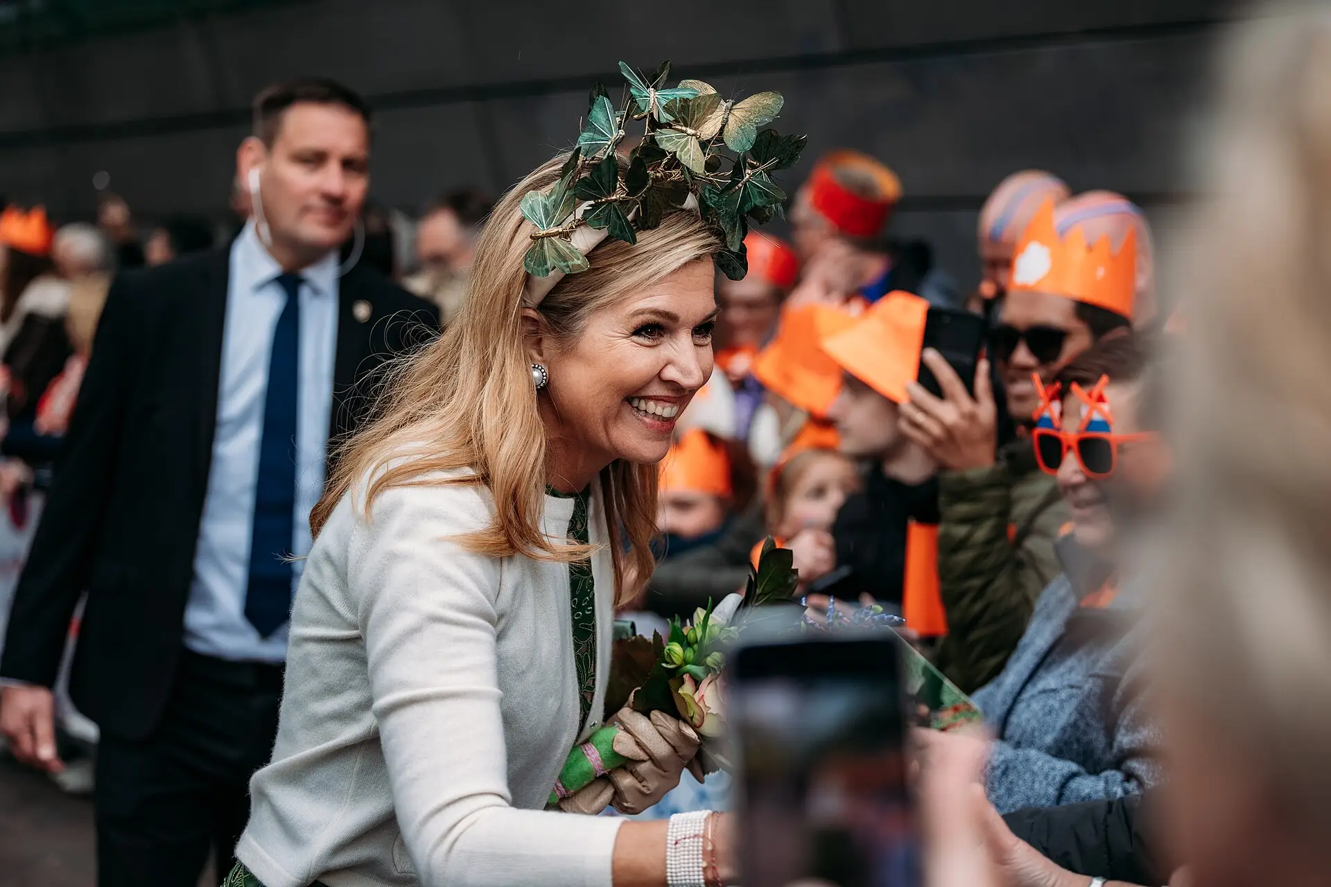Koningin Máxima met een bloemenkrans in het haar tijdens Koningsdag in Emmen