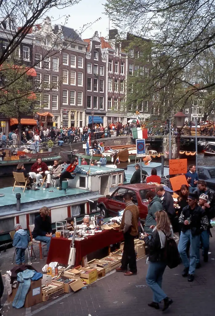 Kraampjes van de vrijmarkt langs een Amsterdamse gracht