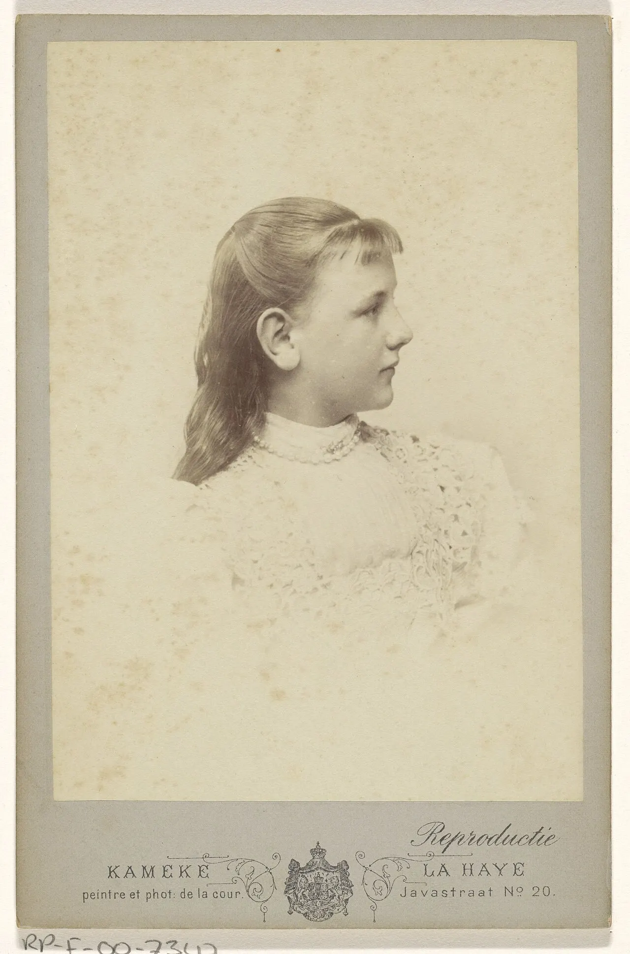 Portret van de jonge koningin Wilhelmina, rond 1890